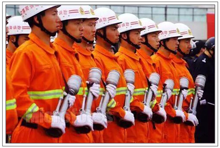 集團攜全體員工向天津爆炸事故中奮戰的消防官兵致敬