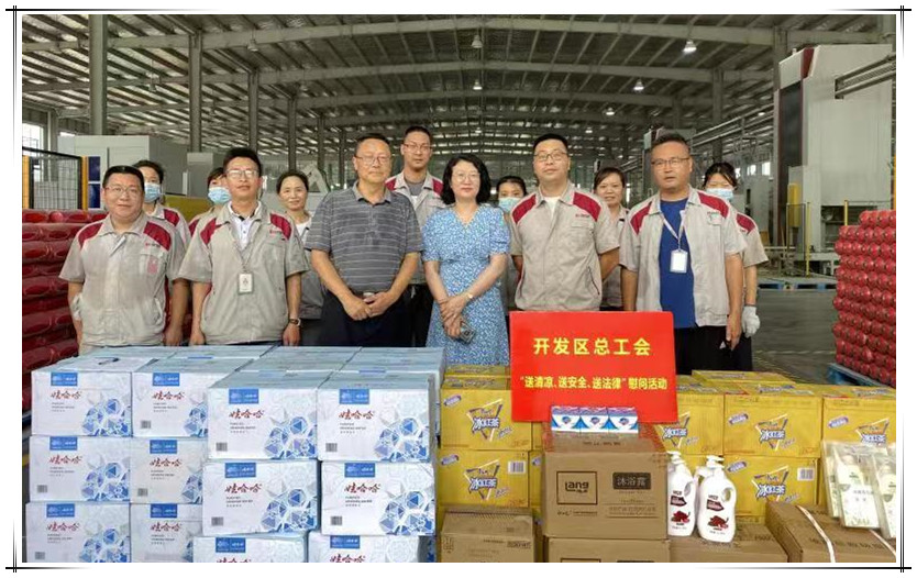 儀征市經濟開發區總工會主席李彪一行慰問國泰一線員工